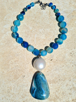 Gargantilla de ágatas con bolón y colgante a juego