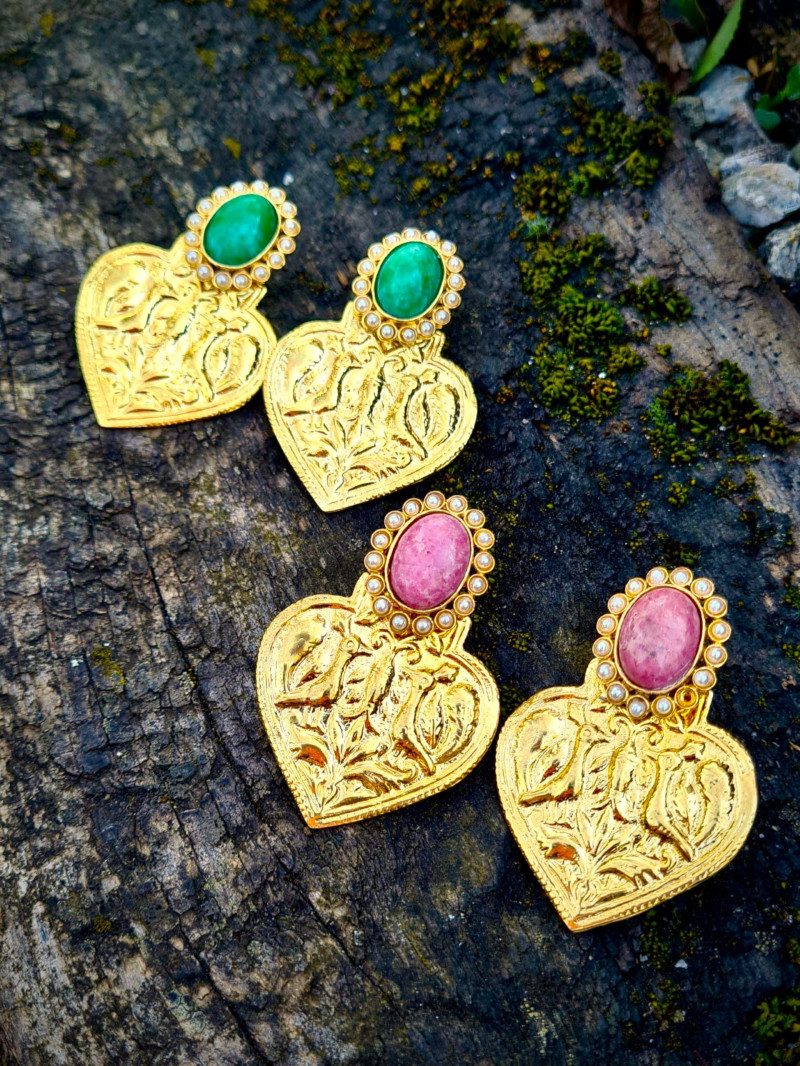Pendientes dorados con forma de corazón, piedras naturales y perlas