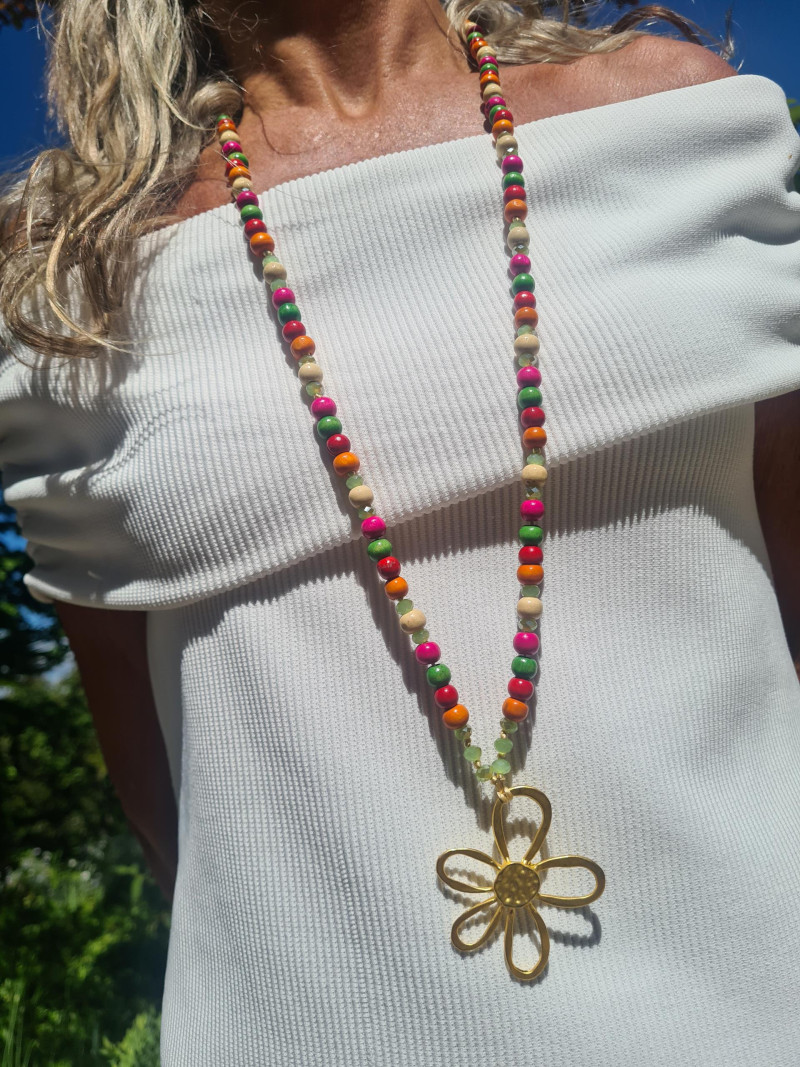 Collar largo artesanal con bolas de madera y colgante de zamac