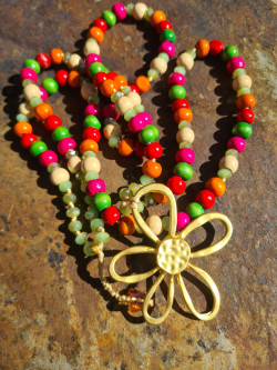 Collar largo artesanal con bolas de madera y colgante de zamac