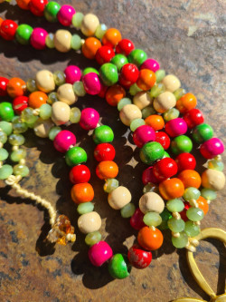 Collar largo artesanal con bolas de madera y colgante de zamac