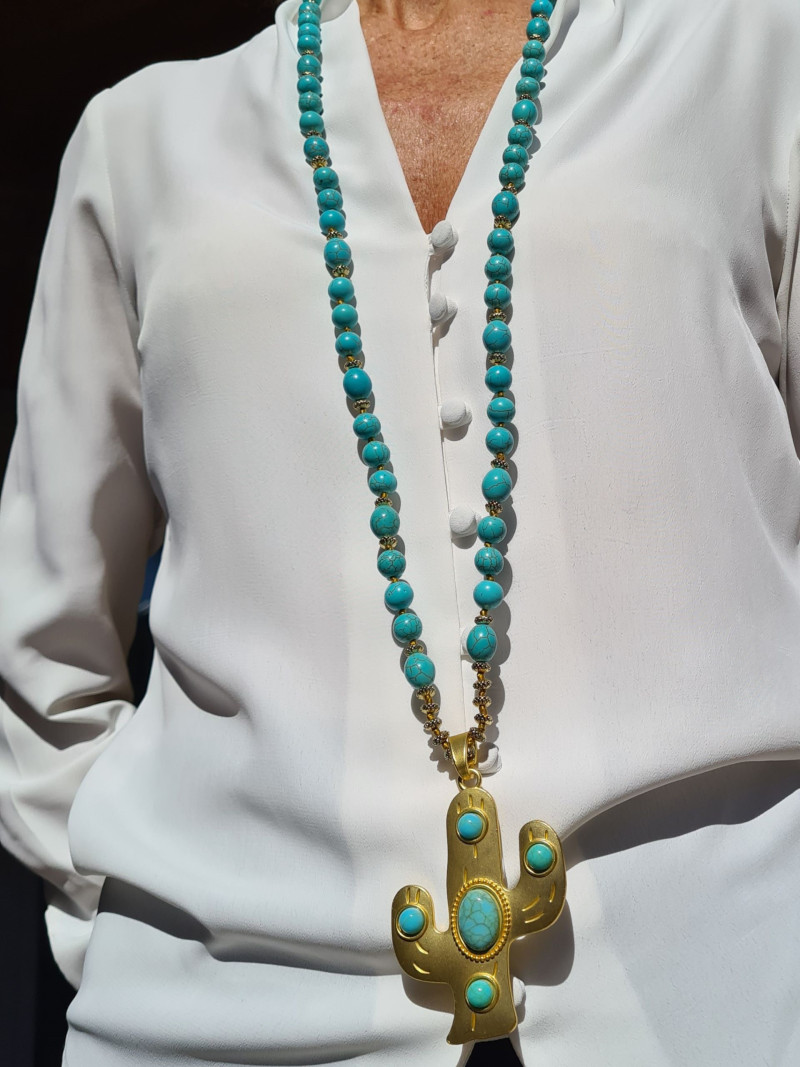 Collar largo étnico con Howlita turquesa y colgante cactus