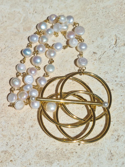 Baroque pearl choker with rosary chain and gold clasp