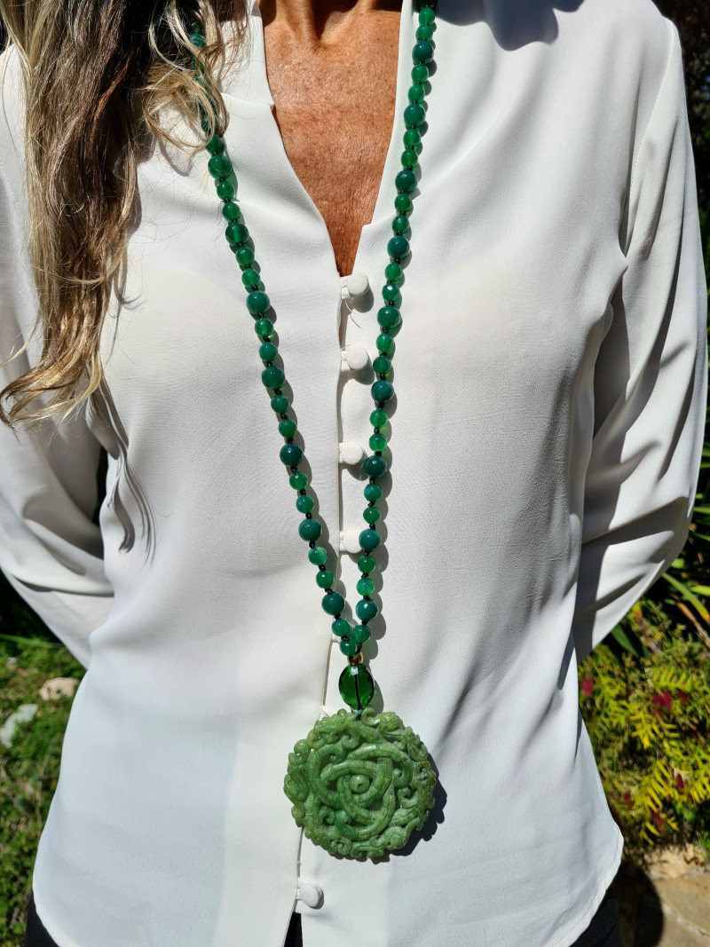 Collar largo de ágatas con cristal checo y medallón de jade