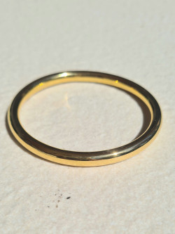 Pulsera rígida aro de acero bañado en oro