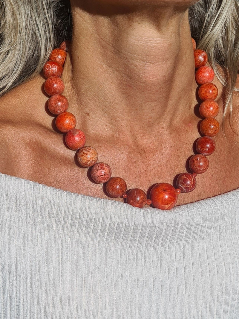 Gargantilla de bolas grandes de coral. Color vibrante y estilo sofisticado