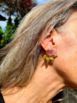 Gold earrings with cat's eye and gold leaves