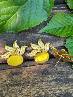 Gold earrings with cat's eye and gold leaves