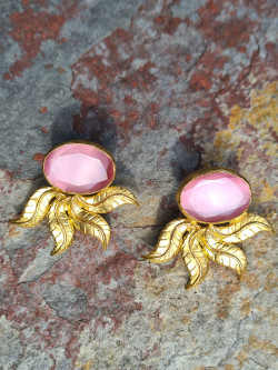 Gold earrings with cat's eye and gold leaves