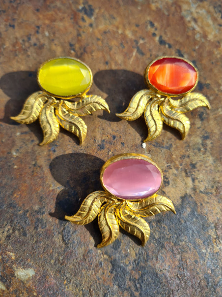 Gold earrings with cat's eye and gold leaves