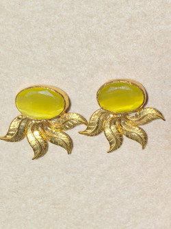 Gold earrings with cat's eye and gold leaves