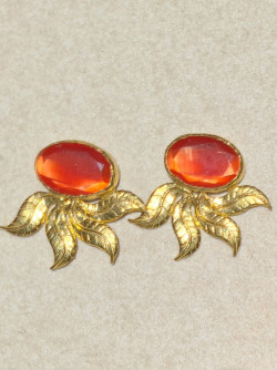 Gold earrings with cat's eye and gold leaves