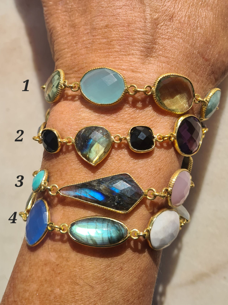 Pulsera de piedras semipreciosas con borde de bronce