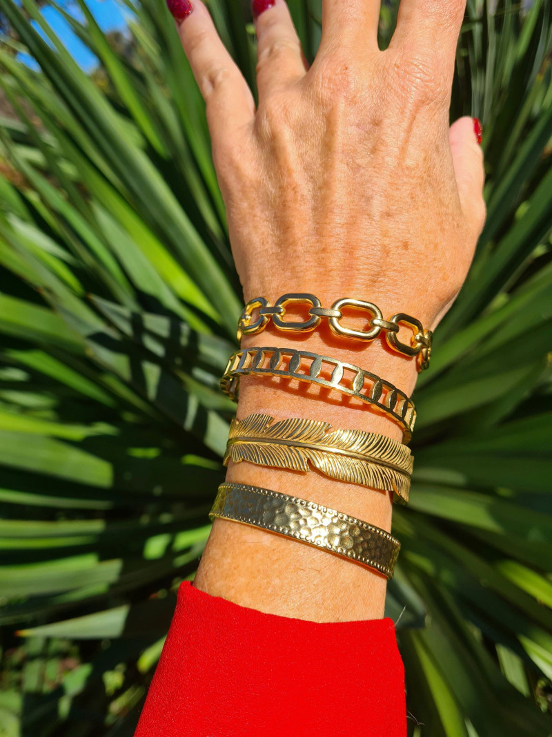 Open rigid bracelets in gold-plated steel – Everyday elegance