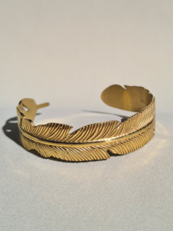 Pulseras rígidas abiertas en acero bañado en oro – Elegancia diaria