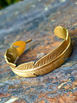 Pulseras rígidas abiertas en acero bañado en oro – Elegancia diaria