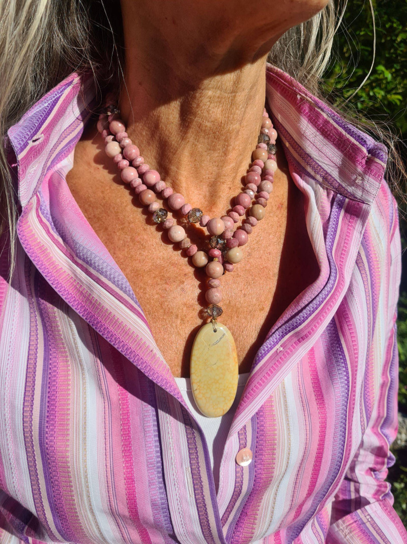 Collar largo de rodonita rosa pulida y colgante de jade ocre