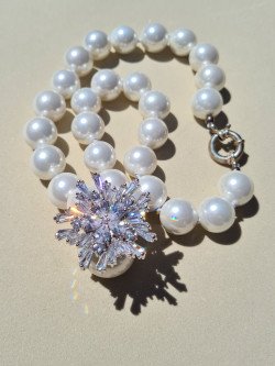 White mother-of-pearl choker with star pendant and cubic zirconia
