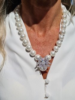 White mother-of-pearl choker with star pendant and cubic zirconia