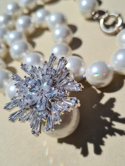 White mother-of-pearl choker with star pendant and cubic zirconia