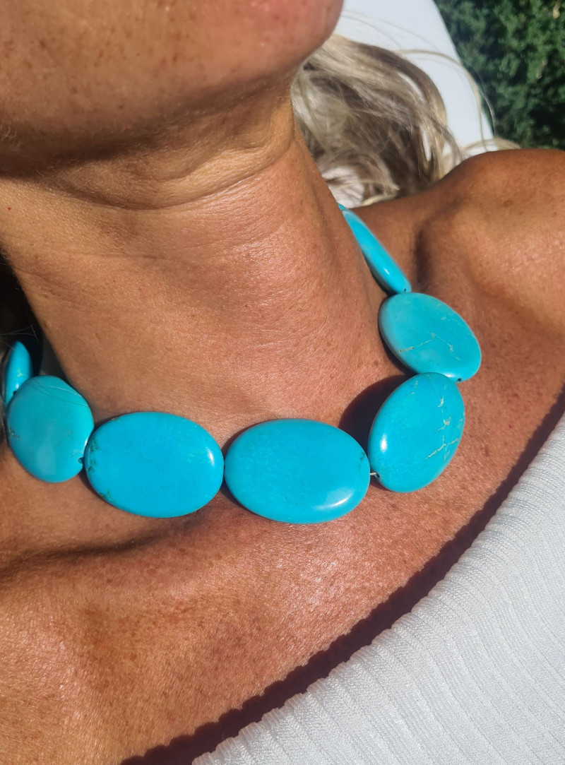 Gargantilla de grandes turquesas ovales planas. Estilo natural y elegante