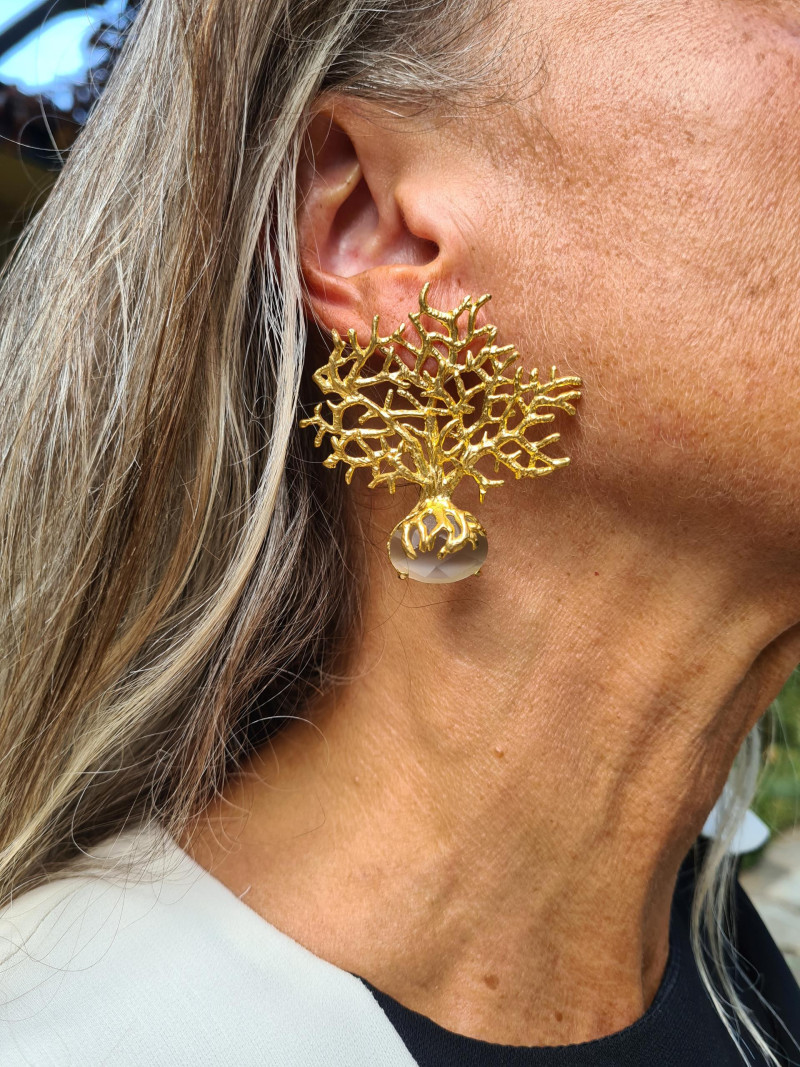 Pendientes dorados ramas con piedras naturales – Elegancia única