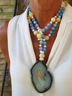 Collar largo con bolas de calcita amarilla y cristal checo con colgante de ágata estratificada azul y ocre