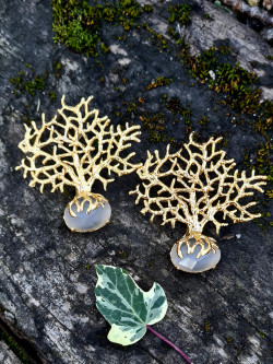 Gold branch earrings with natural stones – Unique elegance