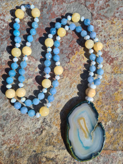 Collar largo con colgante de ágata azul y calcita amarilla