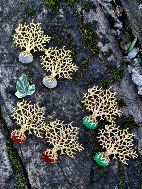Pendientes dorados ramas con piedras naturales – Elegancia única