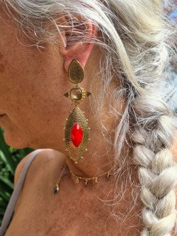 Etruscan earrings plated in gold with agates and quartz