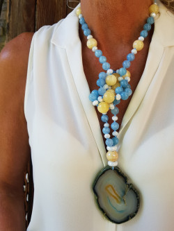 Collar largo con colgante de ágata azul y calcita amarilla