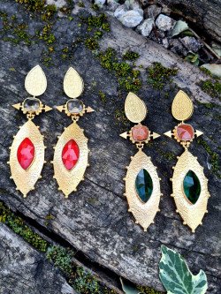 Etruscan earrings plated in gold with agates and quartz