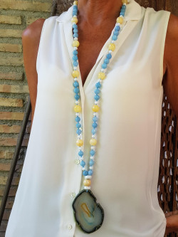 Collar largo con colgante de ágata azul y calcita amarilla
