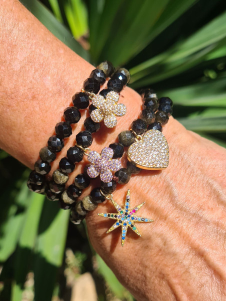 Pulsera elástica de obsidiana dorada facetada con colgante de circonitas. Brillo elegante