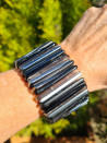 Pulsera elástica ancha de hematites y resina en negro y marrón