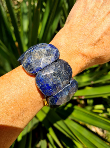 Pulsera elástica de lapislázuli facetado. Elegancia natural y sofisticada