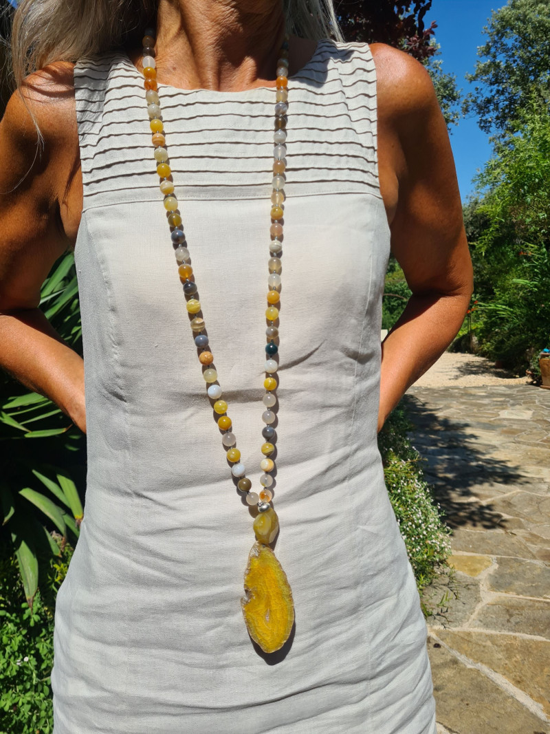 Collar largo de ágatas grises y ocres con colgante amarillo