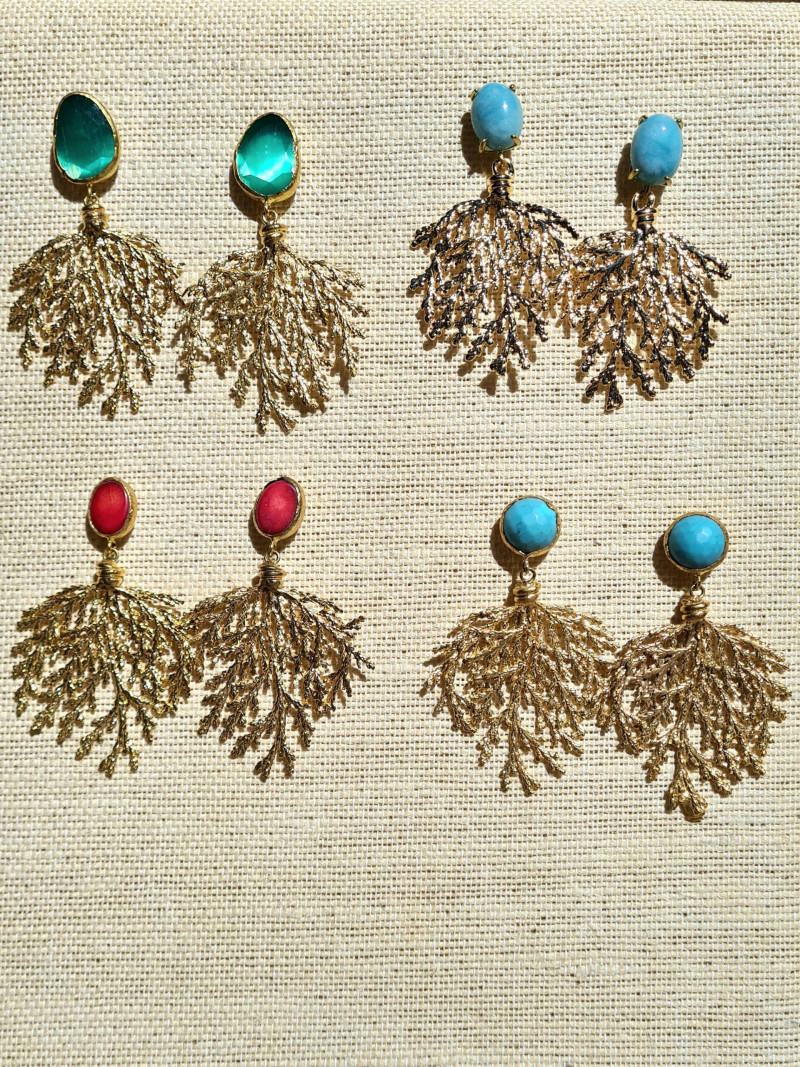 Pendientes dorados con ágatas, ojo de gato y colgante de rama