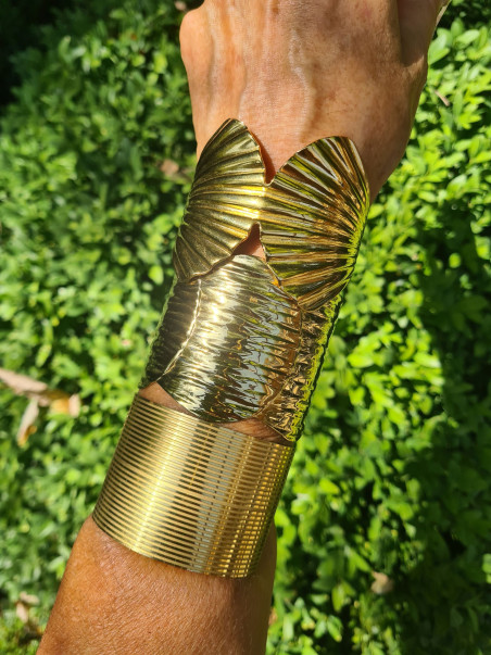 Pulsera brazalete abierto en acero bañado en oro elegante