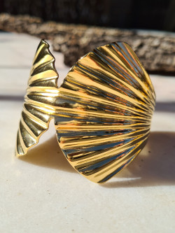Pulsera brazalete abierto en acero bañado en oro elegante