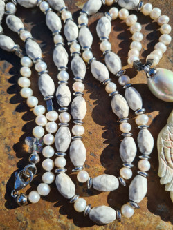 Collar largo de jaspe, hematites y jade blanco artesanal