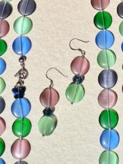 Cat eye earrings: unique and elegant flat pieces