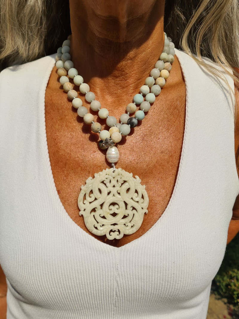 Collar largo de amazonita, nácar y jade blanco – Joyería natural