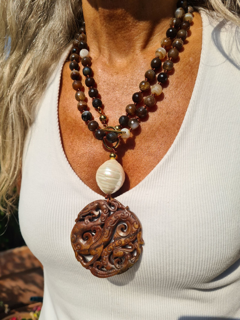 Collar largo de ágatas con nácar y medallón de jade – Mar Carlero