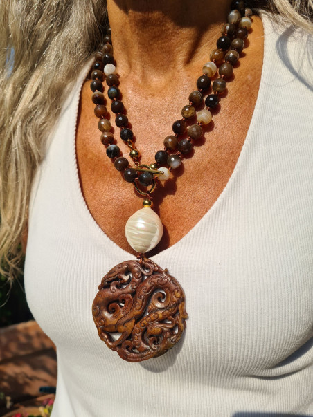 Collar largo de ágatas con nácar y medallón de jade – Mar Carlero