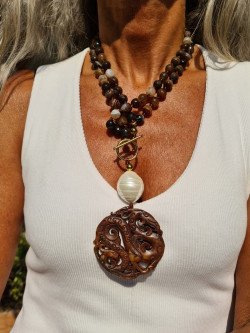 Long agate necklace with mother-of-pearl and jade medallion