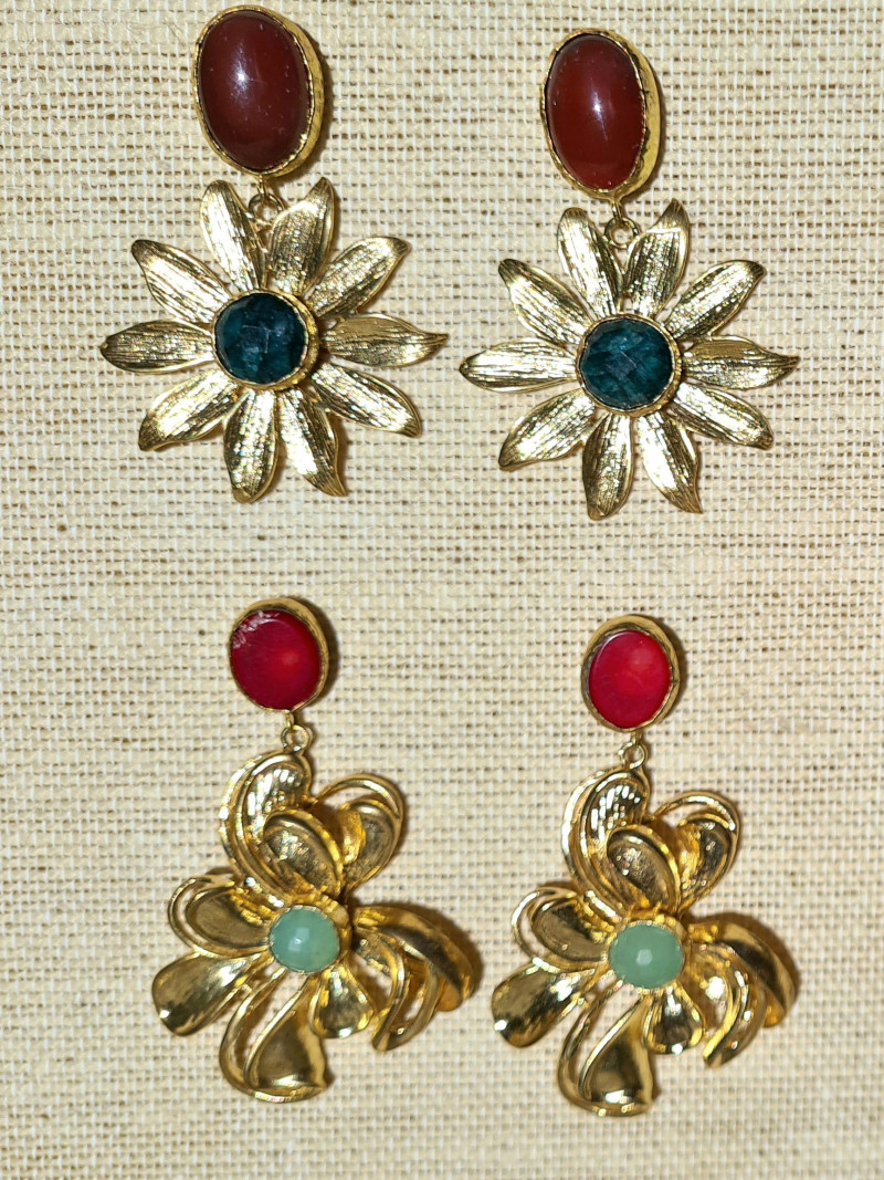 Pendientes dorados con piedras semipreciosas y flores colgantes