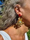 Pendientes dorados con piedras semipreciosas y flores colgantes