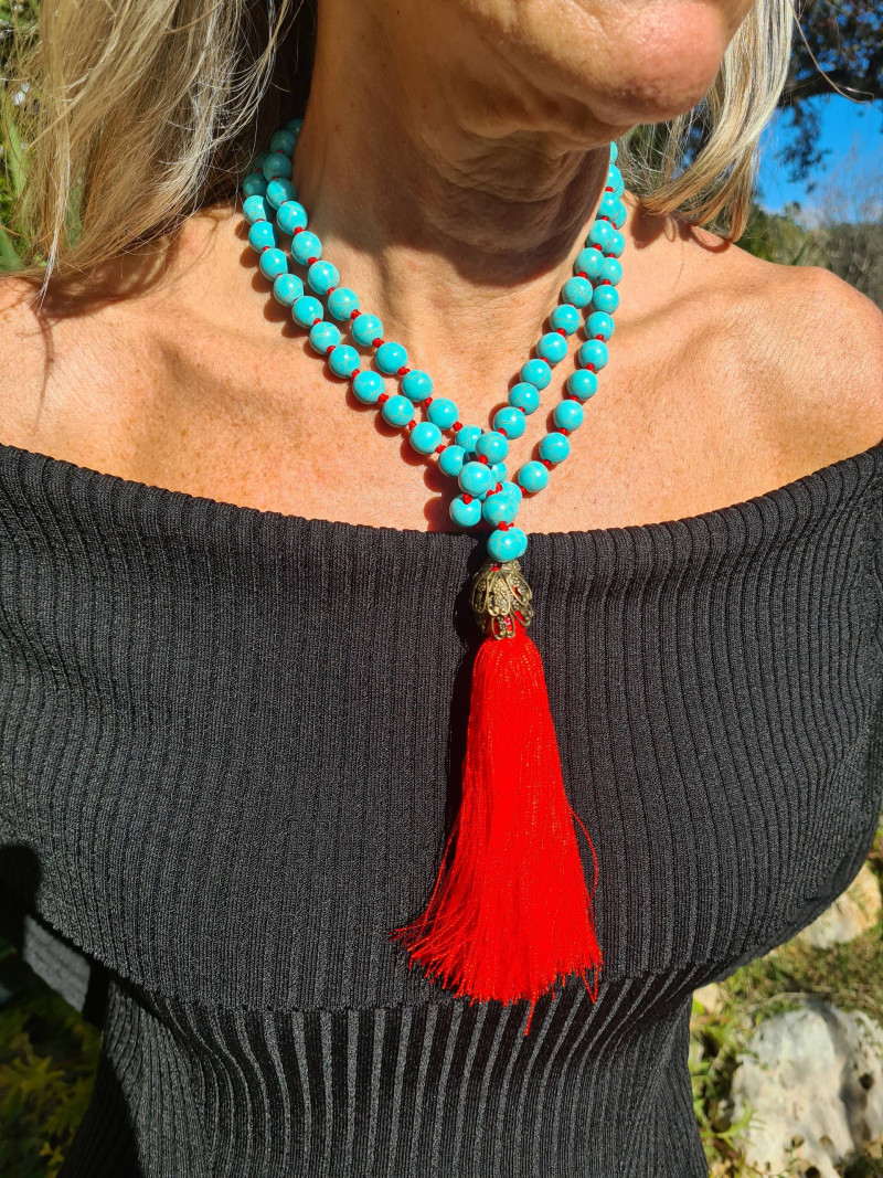 Collar largo con bolas de Howlita y pompón rojo